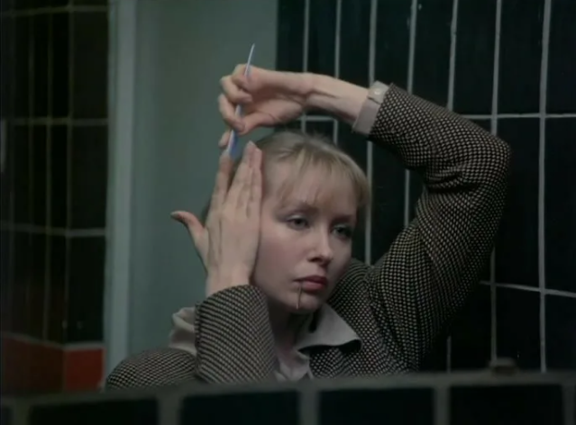 Лидия работает в одном из московских учреждений, но денег не всегда хватает. Кадр из фильма "Ребро Адама". Источник фото - kino.u-maksa.ru