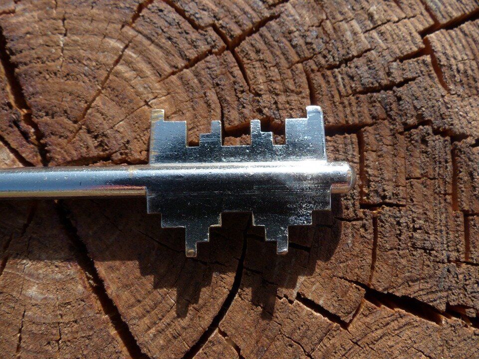 взять найденный ключ - притянуть к себе неприятности