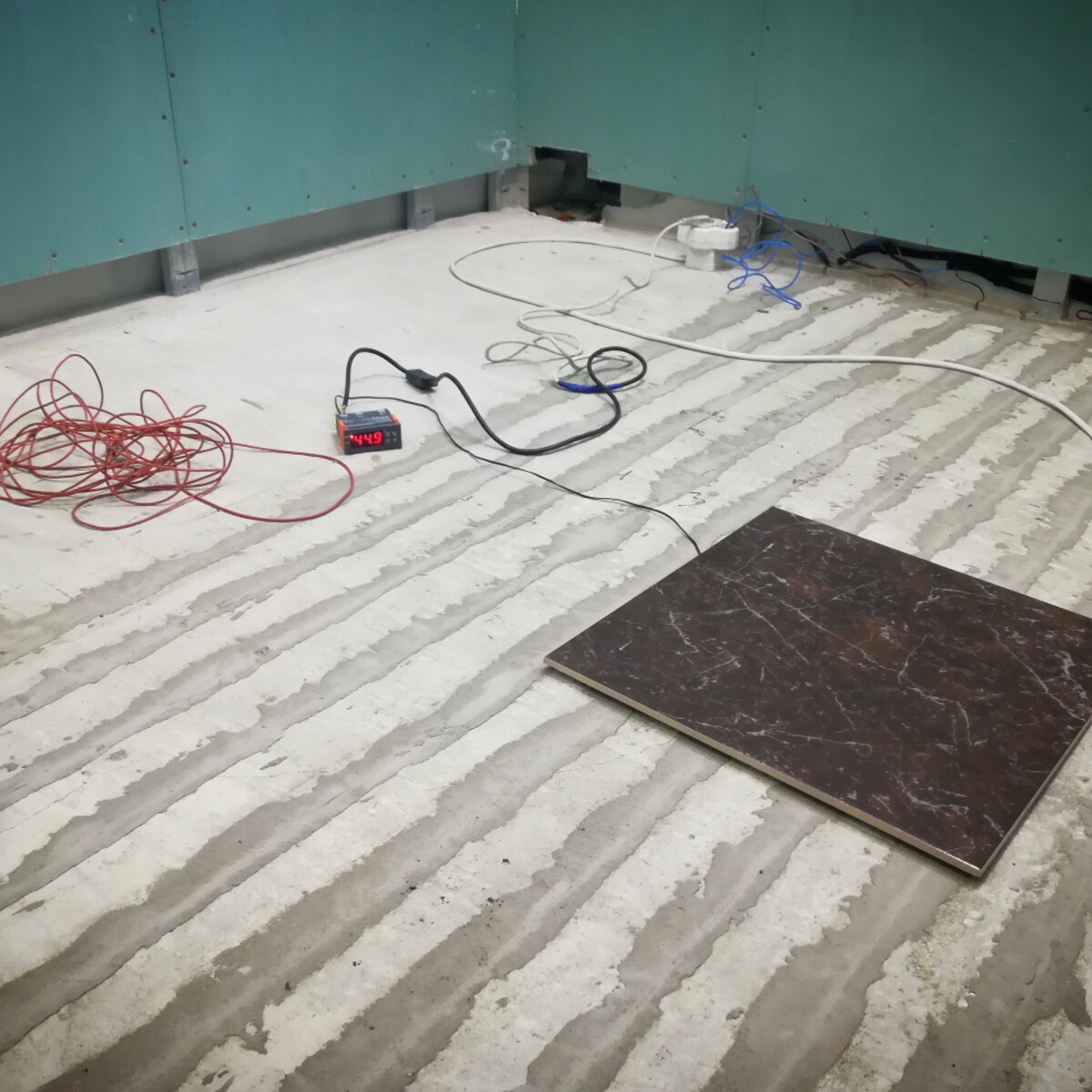 Вот это моя ванная комната (укладываю электрический греющий кабель из Китая) 