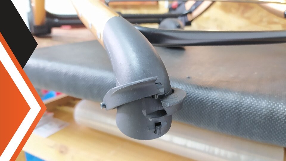 Сломан фиксатор колесного блока (фото 2/3)