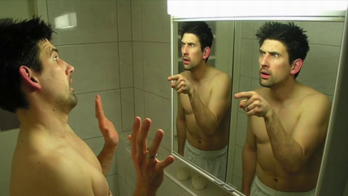 Говорит сам с собой диагноз. Разговор с самим собой. Отражение мужчины в зеркале. Диалог с самим собой. Смешной мужчина в зеркале.