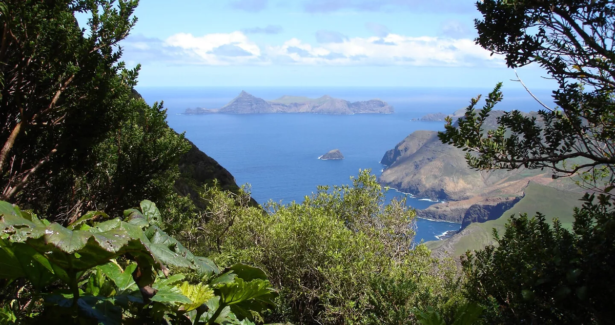File:Robinson Crusoe Island.jpeg - Wikipedia
