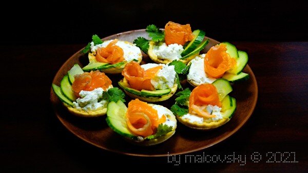 Тарталетки с красной рыбой, огурцом и творожным сыром