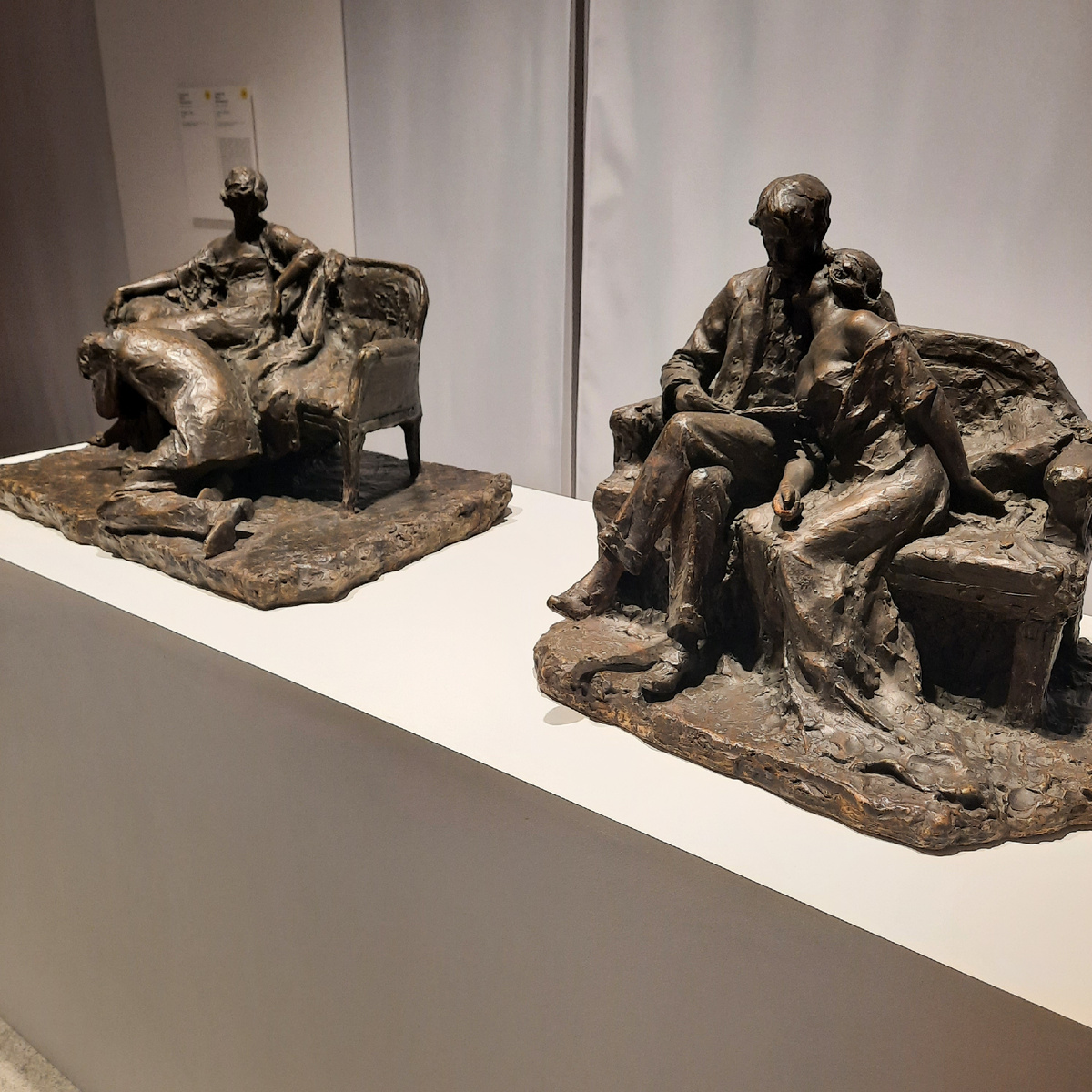 Любовь. До и после. Сначала он у её ног, потом она в его власти, а для него это уже "после", то есть после любви. Конец