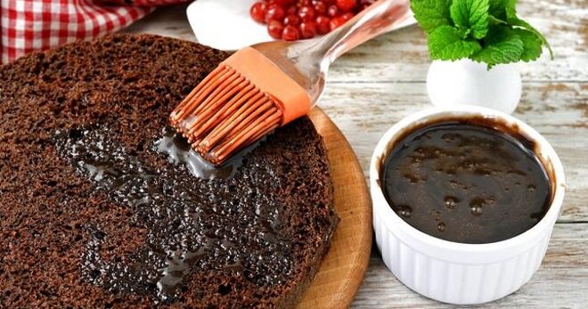 ТОП-10 способов пропитки Вариантов пропитки много. Если сложно определиться, к какому торту какой вкус выбрать, то есть общие рекомендации.

Так к тортам со сливочным или заварным кремом подойдет цитрусовая, молочная, медовая, ягодная пропитка; к кремам на сгущенке — ванильная, ягодно-фруктовая, пропитка с ромом или коньяком; к шоколадному крему — вишневая, смородиновая, кофейная, коньячная; к прослойкам на основе конфитюра и повидла — ликерная, ягодно-фруктовая.

Как видите вариантов, чем пропитать бисквитные коржи для торта множество. Осталось определиться с подходящем рецептом.

Базовый сироп
Когда нужно просто пропитать бисквитный торт чтобы был сочным, не придавая им дополнительных вкусовых оттенков, используют базовый сироп. Он нейтрален по вкусу и подойдет к любому бисквиту.

✍ Понадобится:

4 столовые ложки сахара (80 грамм);
6 столовых ложек воды (108 мл);
по желанию ½ чайной ложки ванильного сахара.
Приготовление:

Ковшик или маленькую кастрюлю сполоснуть холодной водой, всыпать сахар, залить водой, поставить на медленный огонь.
Постоянно помешивая, дождаться, когда кристаллы сахара полностью растворятся. Прекратить помешивание, дать сиропу закипеть. Снять появившуюся пену, убрать с огня, остудить. В еще теплый сироп по желанию добавить ванильный сахар.
Пропитывать коржи нужно начинать тогда, когда и сироп, и бисквит полностью остыли



Кофейная пропитка
Подходит для шоколадных бисквитов со сливочным кремом.

✍ Понадобится:

стакан воды;
полстакана сахара;
2 столовые ложки свежемолотого кофе;
по желанию столовая ложка коньяка.
Приготовление:

Отлить половину нормы воды и сварить несладкий кофе. Дать настояться 15-20 минут, процедить.
Из оставшейся воды и сахара сварить сироп.
Соединить кофе с сиропом, остудить. Если десерт не будут есть дети, можно дополнительно ароматизировать его столовой ложкой коньяка.
Любой алкоголь добавляют только в полностью остуженный сироп, потому что от высокой температуры он теряет часть крепости и вкуса.

 Вишневая пропитка
Также хорошо подходит для шоколадного бисквита.

✍ Понадобится:

стакана воды;
2-2,5 столовые ложки сахара;
100 грамм свежей вишни;
2 столовые ложки коньяка.
Приготовление:

Вишню помыть, освободить от плодоножек, сложить в сотейник, залить водой, варить на медленном огне. Когда вишни сморщатся и окрасят воду в насыщенный красный цвет, ягоды убрать шумовкой.
К вишневой воде всыпать сахар, дать ему раствориться, снять сотейник с огня. В остуженный до комнатной температуры сироп влить коньяк.
Если используется замороженная вишня, то предварительно ее нужно разморозить на сите, чтобы лишняя влага ушла и не были нарушены пропорции жидкости и сахара.

 Молочная пропитка
Подходит для тортов с масляным кремом.

Смотрите также:  Как и сколько взбивать сливки 10-33% до загустения [в крепкую пену] для торта
✍ Понадобится:

150 мл молока;
80 грамм сгущенного молока;
полторы десертные ложки настойки или ликера по вкусу.
Приготовление:

Молоко налить в ковшик, подогреть на среднем огне.
К теплому молоку выложить сгущенку, размешать до однородного состояния. Довести до кипения, дать несильно покипеть ровно минуту. Снять с конфорки. Остудить, добавить настойку или ликер.
Если в наличии только сгущенное молоко, а обычного нет, можно поступить следующим образом. Вскипятить 120 мл воды, залить крутым кипятком 100 мл сгущенки, перемешать до однородности.

Ягодная пропитка из варенья
Придаст насыщенности торту с нейтральным по вкусу кремом.

✍ Понадобится:

стакан (250 мл) воды;
60 мл ягодного варенья;
по желанию 2 столовые ложки коньяка.
Приготовление:

В ковшике или сотейнике соединить воду с вареньем, довести до кипения, проварить 2 минуты.
Ягоды отцедить, отвар охладить, по желанию дополнить коньяком



 Лимонная пропитка
Оттенит сладкий крем приятной кислинкой.

✍ Понадобится:

стакан воды;
3 ст. л. сахара;
половина крупного лимона;
ванильный экстракт по желанию.
Приготовление:

Лимон освободить от косточек, мелко нарезать. Лимонные кусочки засыпать сахаром, размять до появления сока.
Стакан воды вскипятить, залить лимонную массу. Размешивать, пока сахар не растворится. Охладить, процедить, по желанию добавить ванильный экстракт.
 Медово-лимонная пропитка (для медовика)
✍ Понадобится:

2 средних лимона;
4 столовые ложки меда;
3 столовые ложки сахара;
столовая ложка коньяка по желанию.
Приготовление:

Из лимонов выжать сок, при необходимости процедить.
Смешать сок с медом и сахаром, на небольшом огне довести до кипения и варить, помешивая, 10 минут. Подостывший сироп по желанию ароматизировать алкоголем.
Эту пропитку лучше наносить на коржи теплой, при полном остывании она может становиться чересчур вязкой.

Более изящный вкус, чем коньяк, сиропу придаст белое десертное вино.

 Шоколадная пропитка
Усилит и подчеркнет вкус шоколадных коржей.

✍ Понадобится:

120 мл воды;
150 грамм коричневого сахара;
35 грамм порошкового какао;
пакетик ванилина (1 грамм);
½ чайной ложки соли;
полторы столовые ложки коньяка.
Приготовление:

В сотейнике смешать какао с водой так, чтобы не было комочков. Смесь нагревать, пока масса не станет однородной, без крупинчатости.
Всыпать сахар, соль, ванилин. Дать сиропу закипеть, проварить 3 минуты. Остудить, ввести коньяк.
Часть сахара можно заменить сгущенным молоком.

Сметанная пропитка
Спасет пересушенный бисквит.

Смотрите также:  Каким кремом лучше выравнивать торт: 3 подходящих крема
✍ Понадобится:

500 грамм 10-процентной сметаны;
4 столовые ложки сахара;
½ чайной ложки ванильного экстракта.
Приготовление:

Сметану смешать сахаром, убрать в холодильник до полного его растворения (ориентировочно на 30-60 минут).
К сметанной массе добавить ванильный экстракт, взбивать миксером несколько минут.
 Апельсиновая пропитка
Подойдет к тортам со сливочным или заварным кремом, к шоколадным коржам.

✍ Понадобится:

полстакана воды + еще немного по необходимости;
стакан сахара;
крупный сочный апельсин;
чайная ложка лимонного сока.
Приготовление:

Апельсин ошпарить, на мелкой терке снять цедру. Затем разрезать пополам, выжать сок, при необходимости процедить. Если сока получилось меньше половины стакана, долить водой.
Сок, цедру, сахар, воду соединить в сотейнике. Довести до кипения, при среднем нагреве проварить 5 минут, снять с плиты, остудить. В остывший сироп подмешать лимонный сок.
Если не нужны крупинки цедры в готовой пропитке, шкурку изначально можно снять тонкими полосками, их потом будет легко извлечь из сиропа. Время варки увеличить на 2-3 минуты.

Расчет объема заготавливаемой пропитки
Для получения очень влажного торта рекомендованное соотношение бисквита и пропитки 1:0,7, для торта средней увлажненности — 1:0,6.

Таким образом, в первом случае на килограмм коржей понадобится 700 грамм жидкой смеси, во втором — 600 грамм.

Объем пропитки корректируется исходя из других компонентов торта. Если для прослойки выбран влажный крем, например, сметанный, или в ингредиентах присутствуют сочные ягоды и фрукты, то количество сиропной жидкости следует уменьшить, а иногда и вовсе дополнительно не пропитывать коржи.