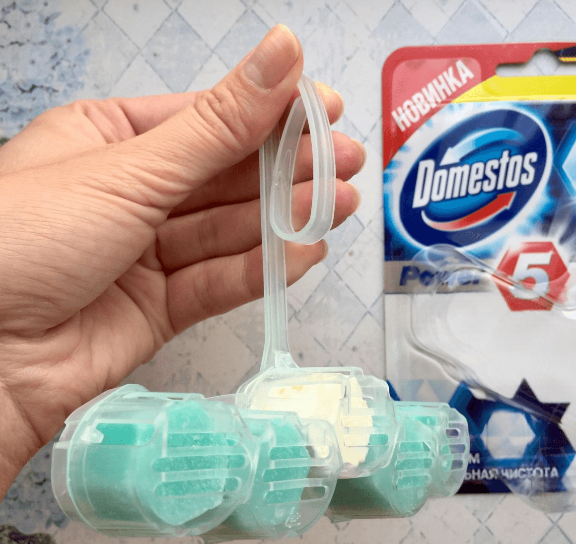 Поставь средство. Domestos блок для унитаза Power 5 Кристальная чистота с хлором. Блок гигиенический Доместос Power 5. Доместос для унитаза держатель. Блок для гигиены унитаза Domestos Power 5 Кристальная чистота.