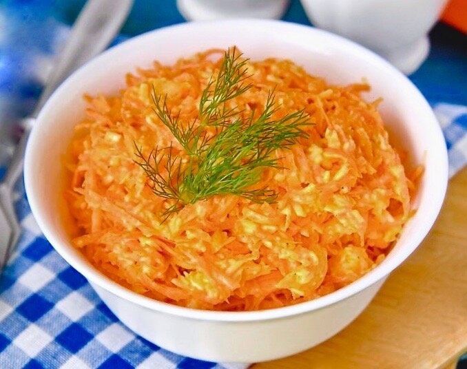Сырный салат с вареной морковью.