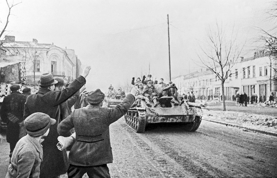 Польша. Ченстохова. Советские танки Т-34-85 на одной из улиц города - Фото: РЕДЬКИН МАРК/ТАСС