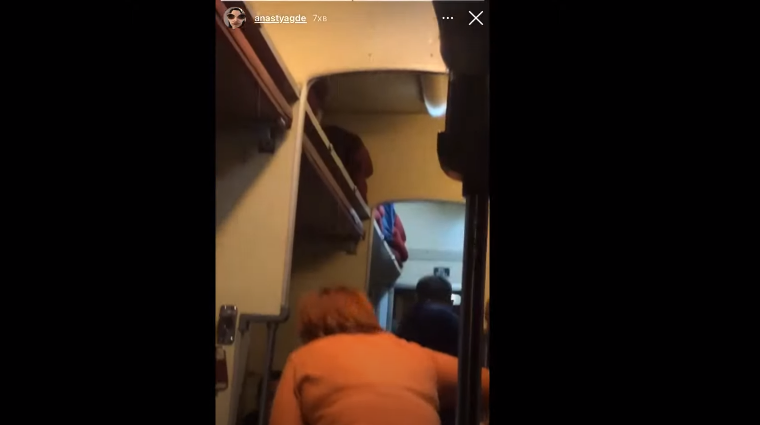 Скриншот кадра с видеоролика, которым делились пассажиры в своих социальных сетях