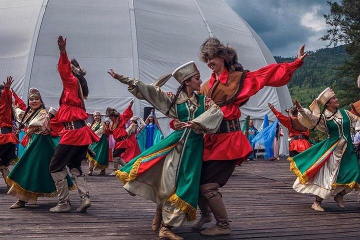 Одно из мероприятий форума "Сибер Ил" на фоне шатра в долине Бабик, 2017 год. Фото: nasledierh, Instagram 