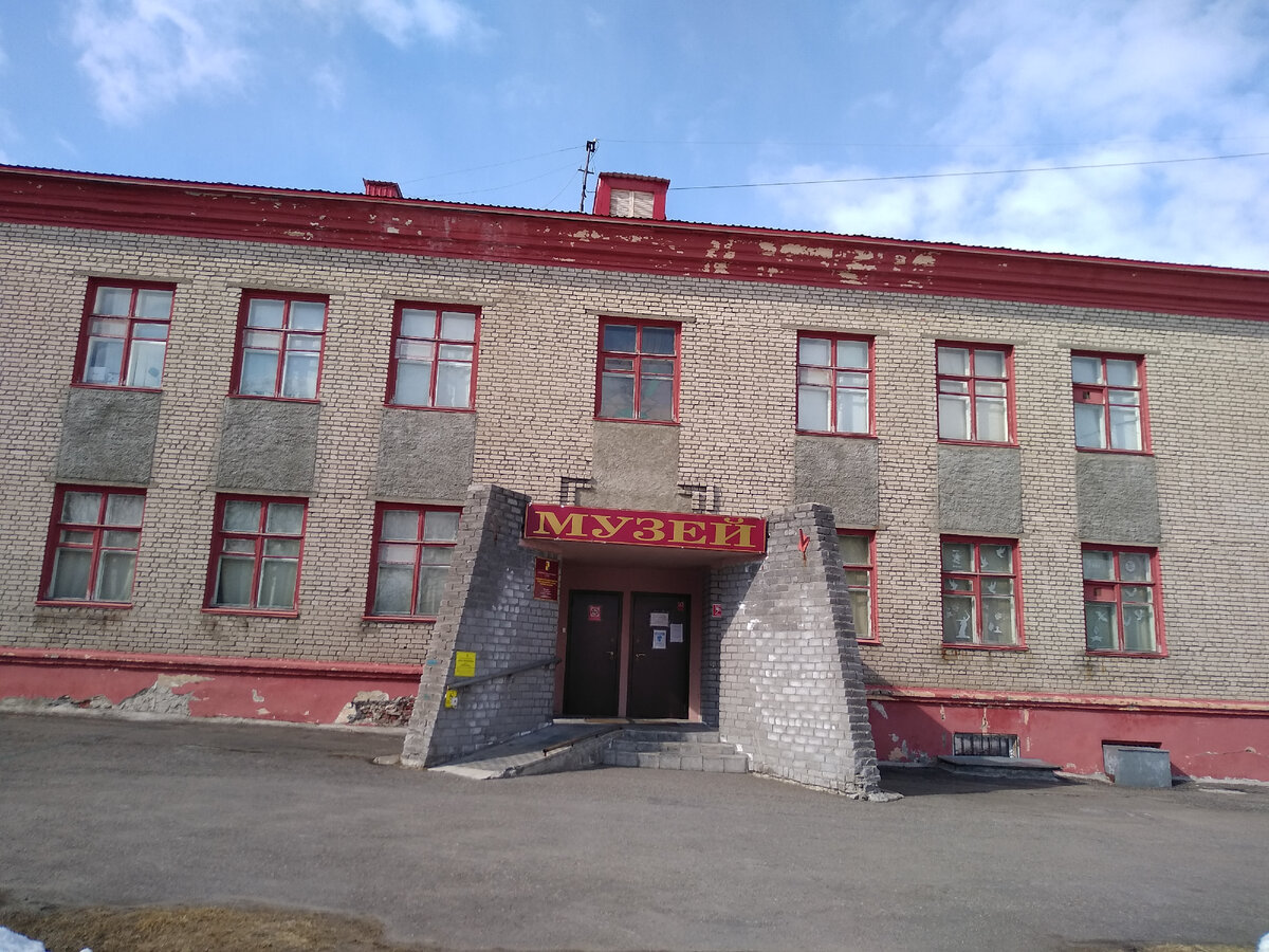 Так выглядит музей. Он находится в здании детского сада. Думаю, что при умелой реставрации этому зданию можно придать приличный вид.
