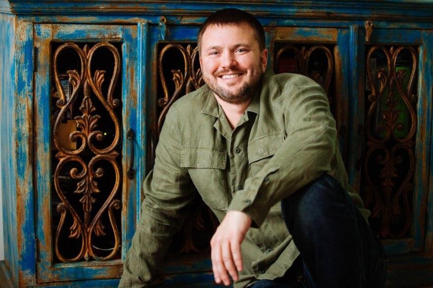 Антон Морозенко (Команда КВН ЛУНА). 
Написал: Универ, Холоп, Девушки с Макаровым