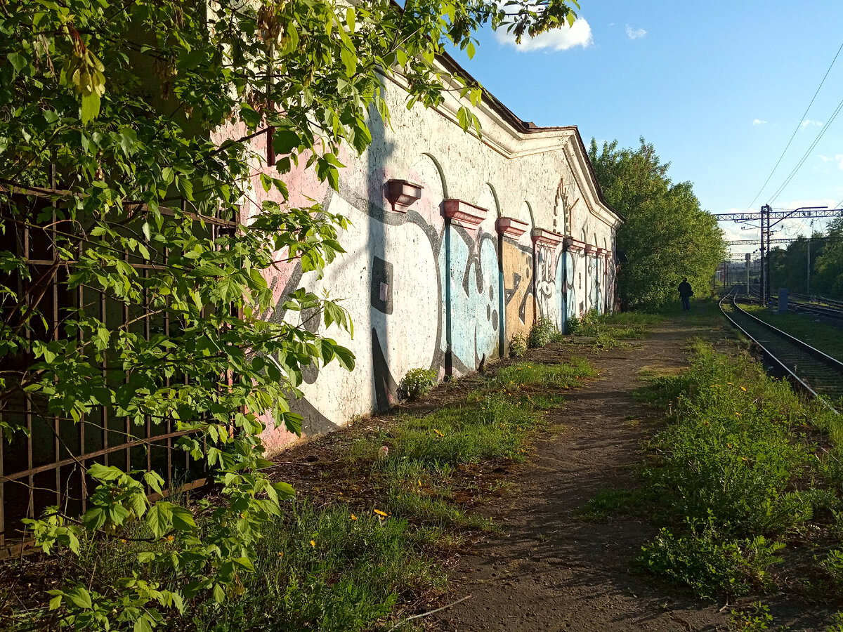 Платформа ст. Мальчики. Электрификация тут не зря: периодически тут можно встретить электровозы, периодически даже с вагонами.