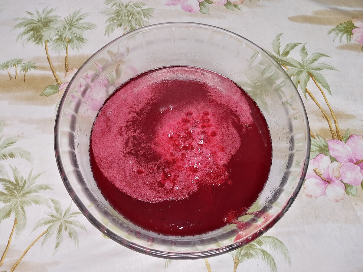 Десерт из желатина и красной смородины