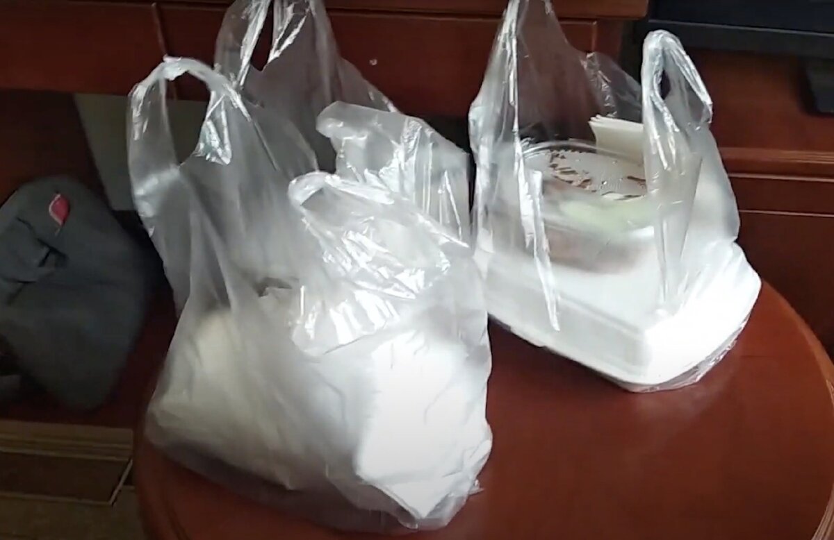 3 пакета еды