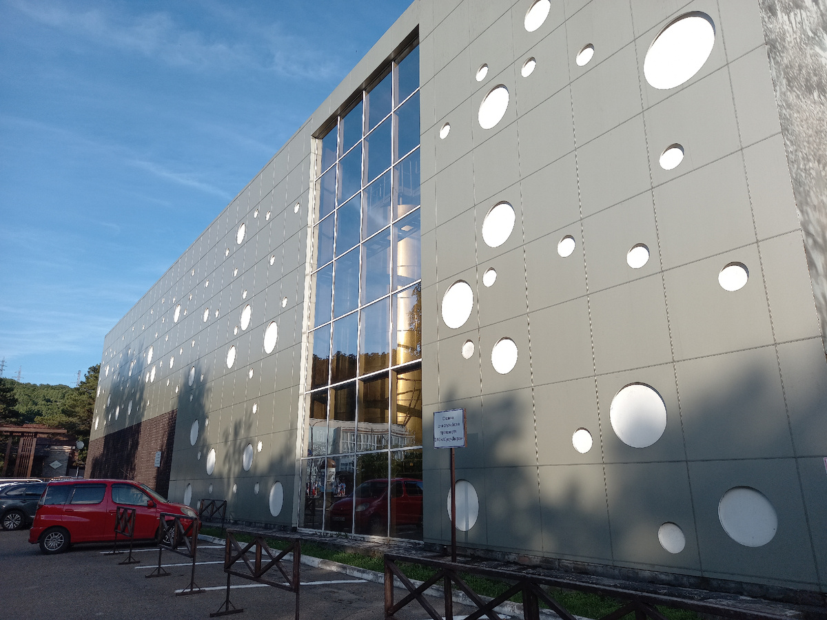 Так выглядит завод снаружи, вечером эти шарики светятся, напоминая пузырьки шампанского. Фото из личного архива