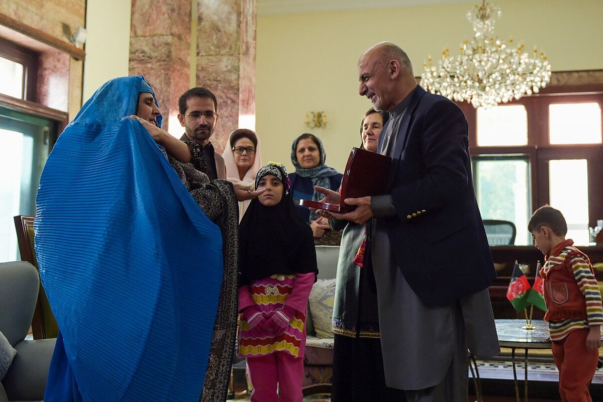 Фото: https://www.nationalgeographic.com/culture/article/afghan-girl-sharbat-gula-meets-afghan-president-ghani-deported-from-pakistan