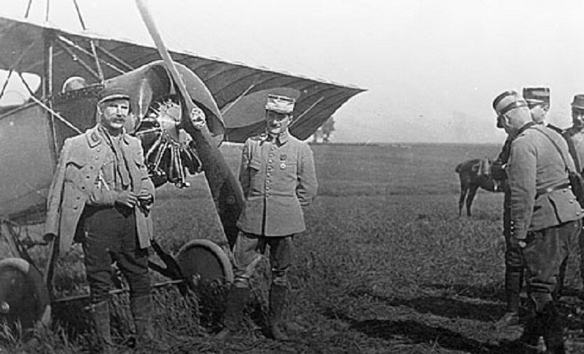 Французский пилот сержант Рене Месгиш (слева) и его напарник летчик-наблюдатель су-лейтенант Робер Жакотте из эскадрильи MS 12 фотографируются возле своего самолета "Моран-Солнье" тип L после успешного воздушного боя, в котором был сбит германский разведывательный аэроплан. Франция, аэродром Мюизон, 26 мая 1915 года.