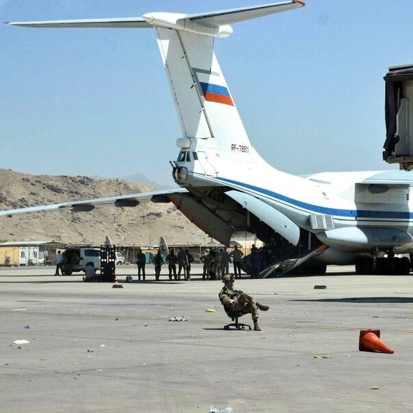 Солдат 82-й В-Д дивизии США и наш Ил-76 ВТА ВКС России. Источник: Яндекс.Картинки
