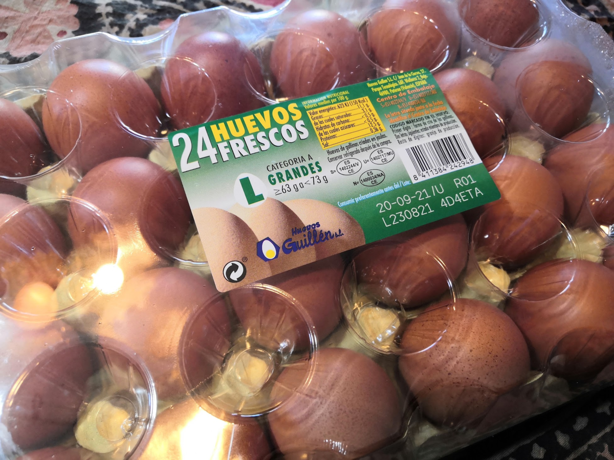 Упаковка из 24 крупных яиц категории А стоит в супермакете Mercadona 2,95€. Это примерно 250 российских рублей