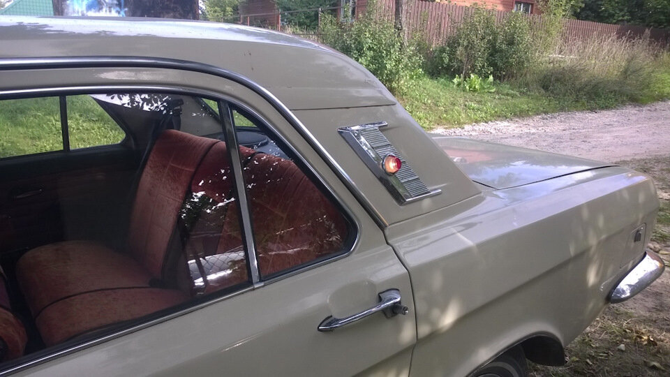 На Волге предполагалось одновременно включение только одного огня, при парковке на обочине (иллюстрация с сайта drive2.ru автор Serzhi)