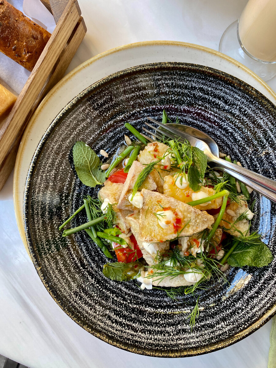 Ребята, это, баклажан! Хрустящий баклажан! С невероятным соусом.