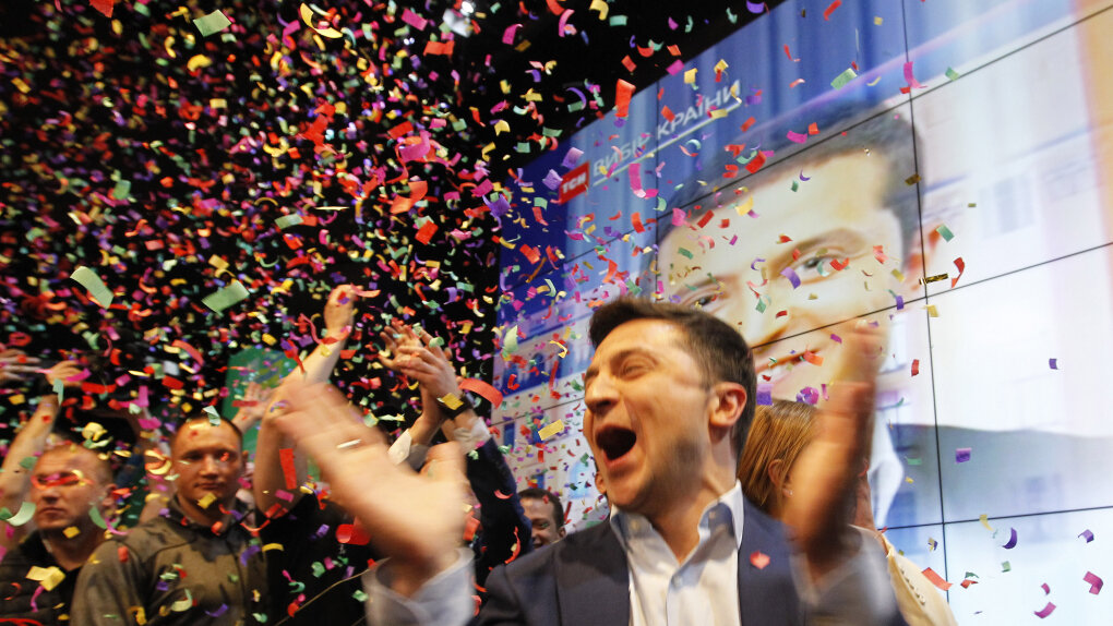 А где же его лютня, я забыла, он играет на пианино.