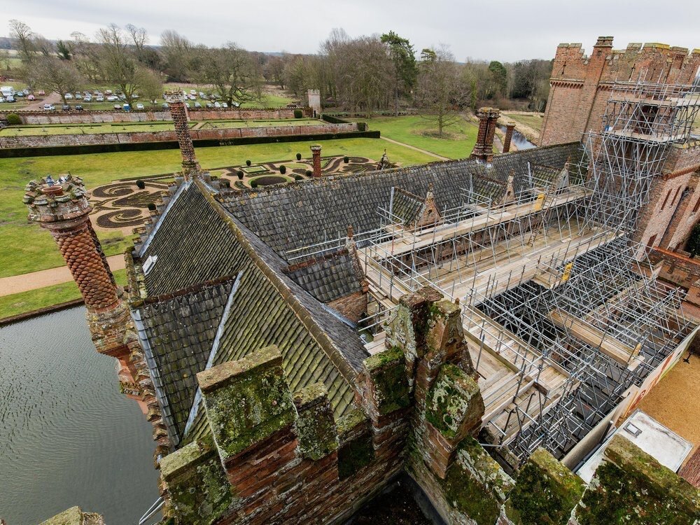 Оксбург-Холл, обнесенный рвом особняк Тюдоров в Норфолке, Англия, в настоящее время проходит капитальный ремонт, чтобы отремонтировать его крышу.