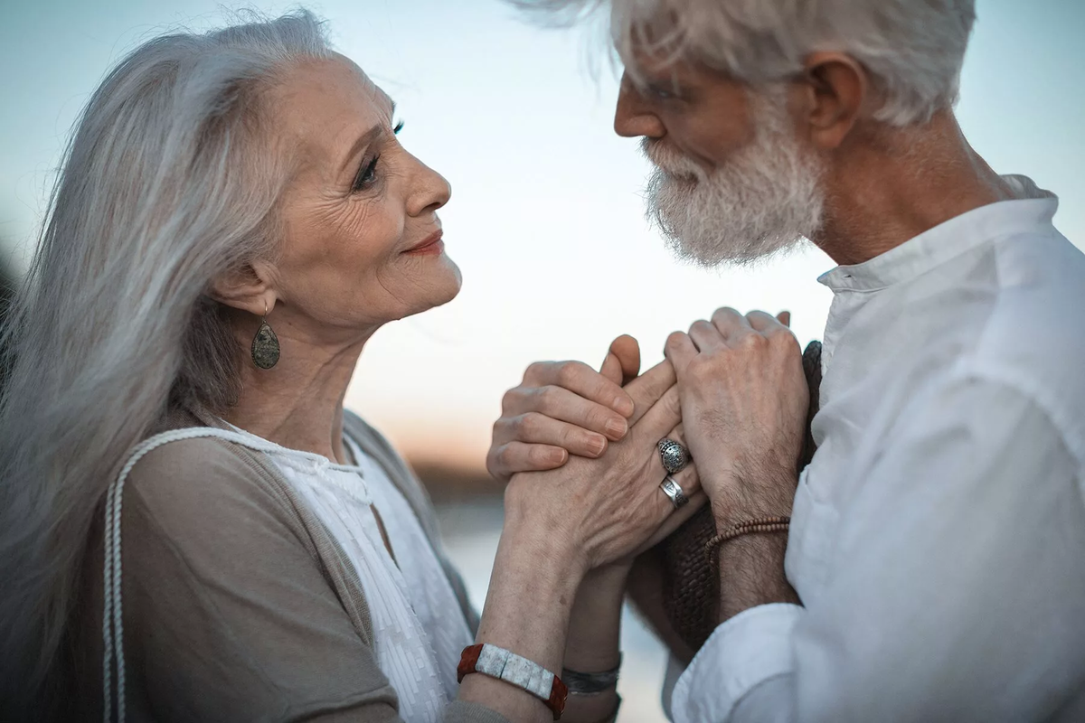 Любовь пожилых мужчин. Влюбленные старики. Пожилые мужчина и женщина. Влюбленная пожилая пара. Старость вместе.