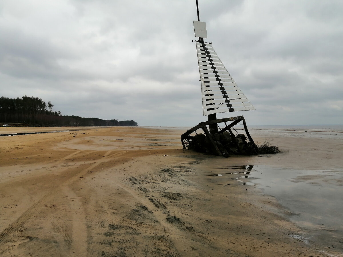 маяк на берегу