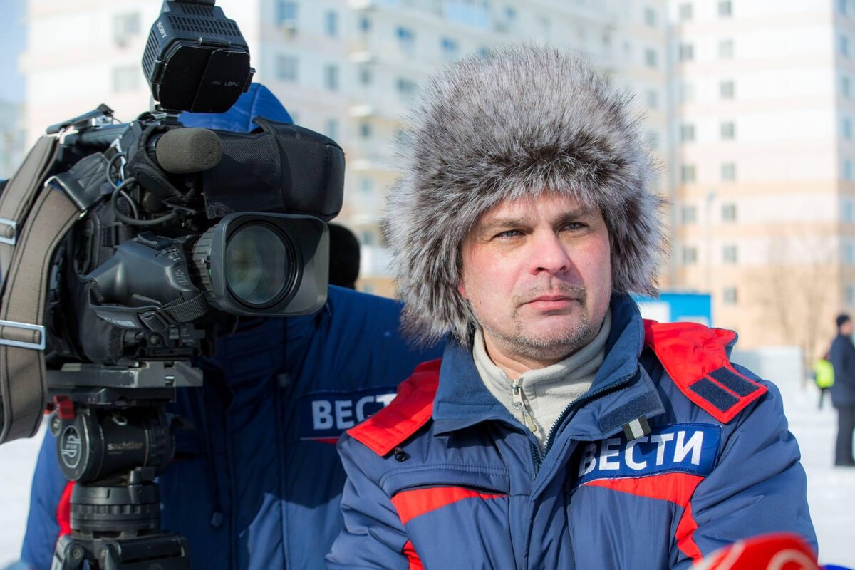  Итак, в тридцать шесть лет я был простым журналистом простой областной газеты. Работа отчаянно мне не нравилась, но страх перед изменениями пересиливал мои желания расстаться с ней. И время, когда я свыкнусь с мыслью, что ничего иного меня не ждет, было рядом. А еще, я ничего не умел в жизни. Я, вроде был эрудирован, разносторонне развит. Но это было отовсюду помаленьку. Я не умел делать хорошо, что-то одно. Руки у меня, что называется, росли не из того места. Если молотком, то по пальцам, если обои в доме наклеить, то вообще таджик ухохочется. Я, честно, и не представлял, куда я смогу устроится. Семьей я так и не обзавелся. Мелькало, где-то в глубине души, что пора. Но так не настойчиво, что мои холостяцкие удовольствия не давали расцвести этому чувству. Мое любимое холостяцкое развлечение было по пятницам. Я покупал в магазине деликатесов, бутылочку коньяка. Готовил несколько вкусных блюд. Принимал душ. А затем в халате, за кухонным столом и перед маленьким телевизором потихоньку напивался. Процесс был приятным, но утро... однако, каждую пятницу это повторялось. И это могло стать смыслом моего существования. Почему нет. Все к тому шло. Полный инфантилизм. Решимость и ответственность за принятые решения никогда не были моей сильной стороной. Представьте, каково было мне встретиться с тем, с чем я встретился в этом захудалом районном центре. Моя машина гремела всеми потрохами, пока я добирался по пучкам засохшей степной травы на ближайший холм. Давление невидимого барьера ощущалось постоянно. Машину тянуло влево. В глубине надеющейся души было ожидание, что преграда вот-вот пропадет, и я вырвусь из этого кошмара. Напрасно. Нужно было немного осмотреться сверху. Никакой более умной мысли не приходило в мою неподготовленную голову. Лампочка уровня топлива уже не моргала, а постоянно горела. Машина давала некоторое ощущение безопасности. Остаться без нее очень не хотелось. Как мне следовало отнестись к создавшейся ситуации, я еще не знал. Может как к чистилищу "пост мортем". Его я заслужил определенно. А может, как к некоему Эксперименту из книги Стругацких. В этом случае, пытаться понять весь замысел создателей, было бесполезно. А может это испытания некоего биологического оружия вышедшего из-под контроля. Тогда у меня нет шансов. Военные будут заметать все следы. Снова вспомнился сон про девушку с медведем. Поверь в происходящее, и да прибудет с тобой Сила. Как-то так она выразилась. И медведь ее посмотрел мне в глаза, и там прочиталась настойчивая просьба поверить его хозяйке. Или кем она ему приходилась. Женщинам часто снятся медведи. Может это был сон во сне. Я видел ее сон, где ей приснился медведь. А, к черту теории. Буду собирать факты, пока смерть не разлучит нас. Меня и жизнь. Брр. Меня передернуло. Мамка не знает, где ее сынок сейчас. Она бы точно помогла советом. Всю жизнь мне что-нибудь советовала. Очень удобно, когда сомневаешься. У мамки всегда есть дельный совет на все случаи жизни. Ма, я тут один на весь Прокопьевск живой остался.