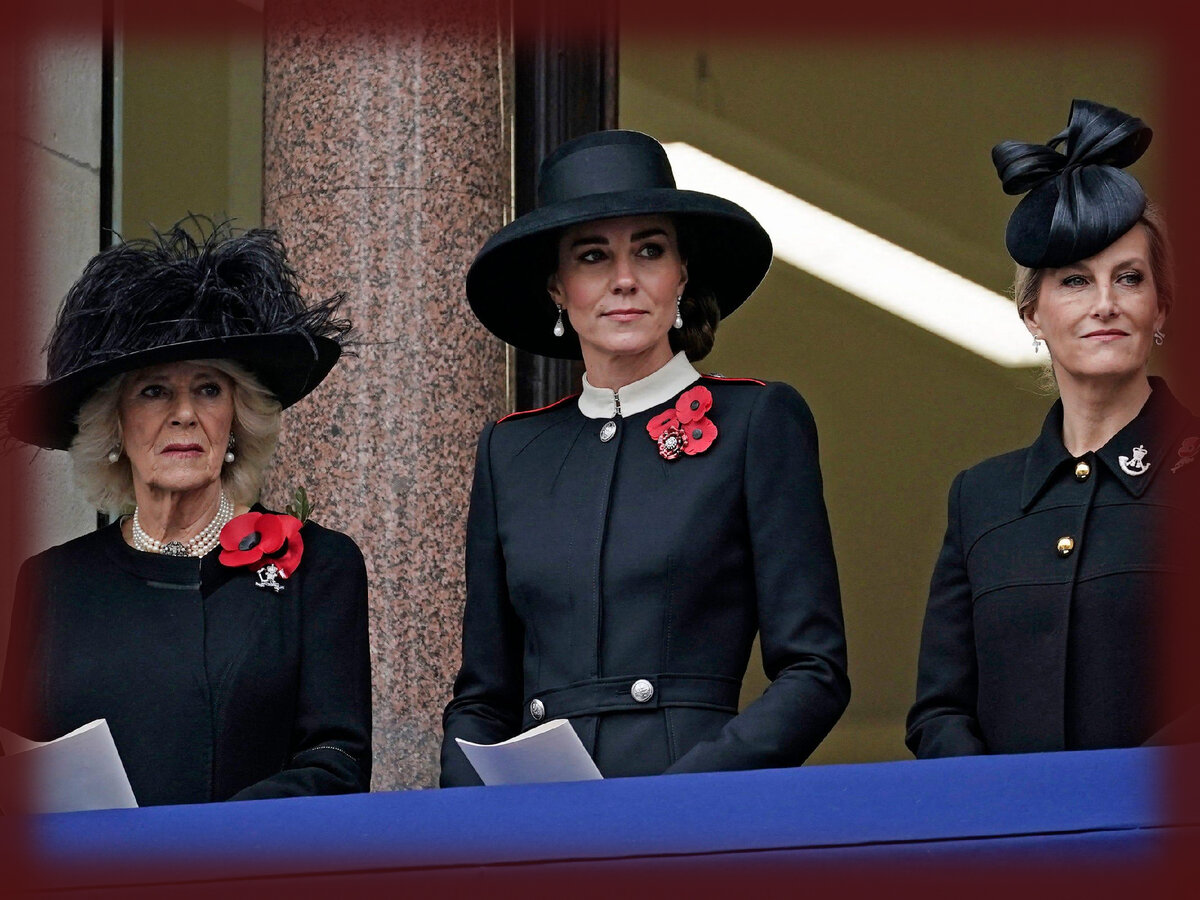 Герцогиня Кембриджская, Камилла Корнуольская и Софи Уэссекская принимают парад на церемонии
