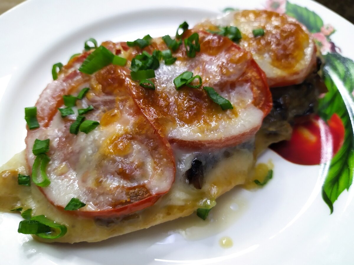 индейка с помидорами и сыром в духовке. курица в духовке с грибами и помидорами. филе курицы в духовке с помидорами и сыром. куриная грудка под сыром. курица запеченная с грибами.