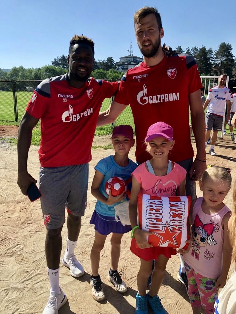 Милана с сёстрами на сборах (фото: семейный архив)