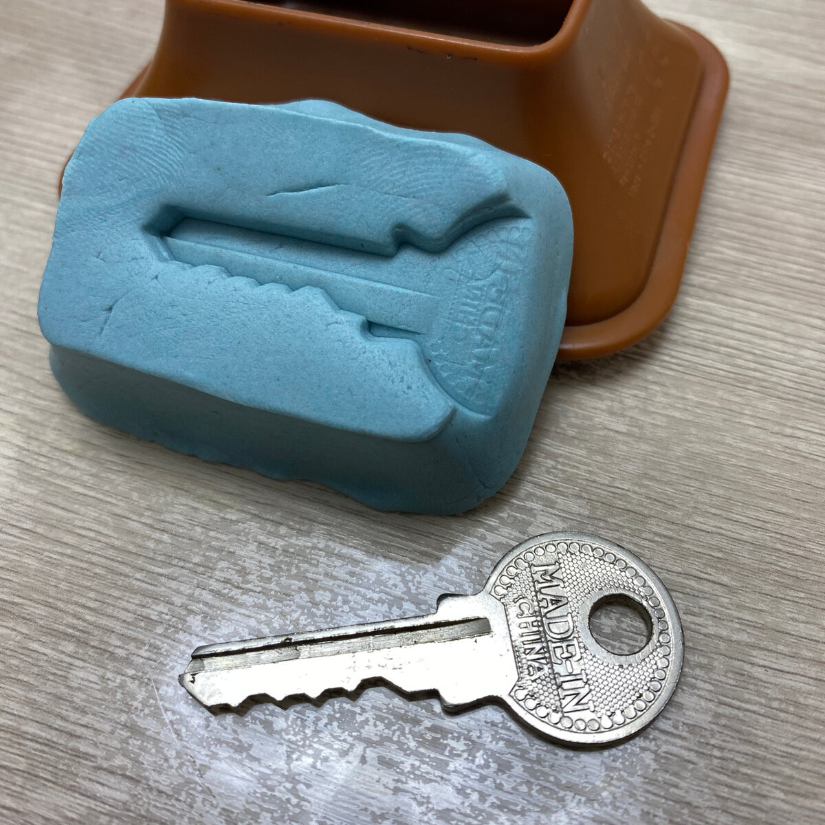 Отпечаток ключа на пластилине