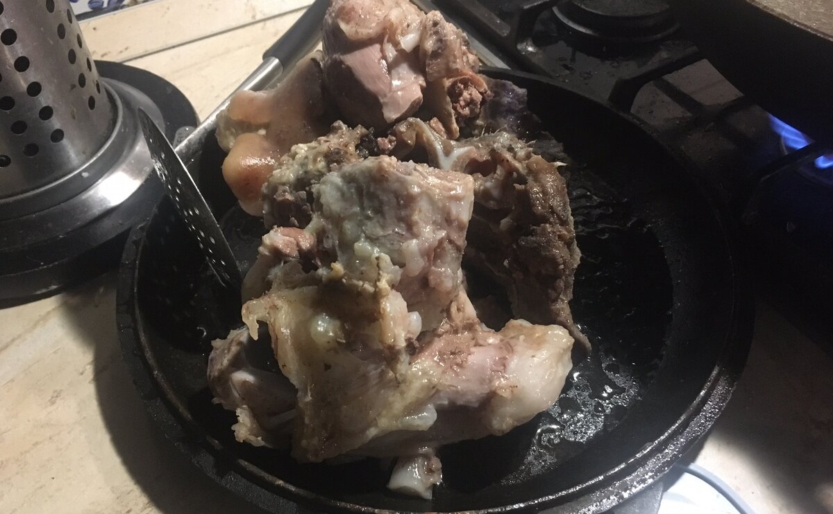 Мясо должно легко отделяться от костей! Фото автора.