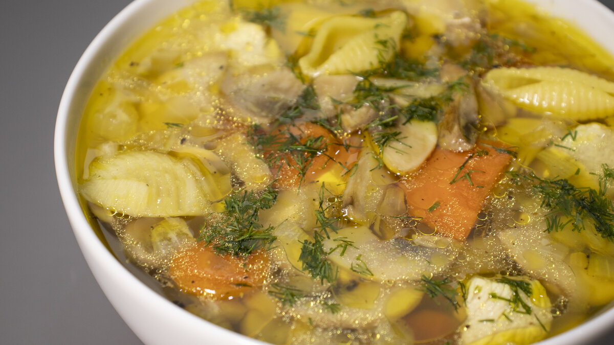 Добрый день, друзья! После вкусных и калорийных праздничных блюд наш организм просто требует лёгкого, то в тоже время сытного и вкусного супа. Сегодня готовим суп с индейкой и ракушками.