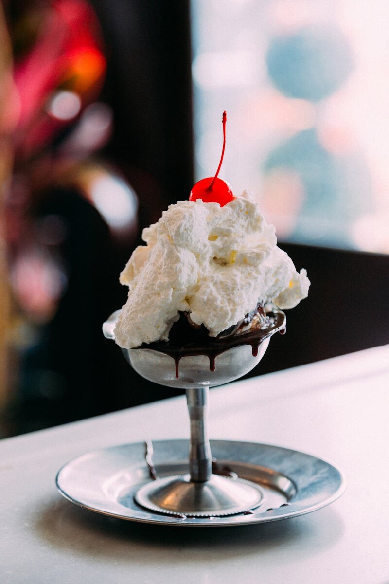Горячая помадка с мороженым с домашними взбитыми сливками и вишенкой сверху