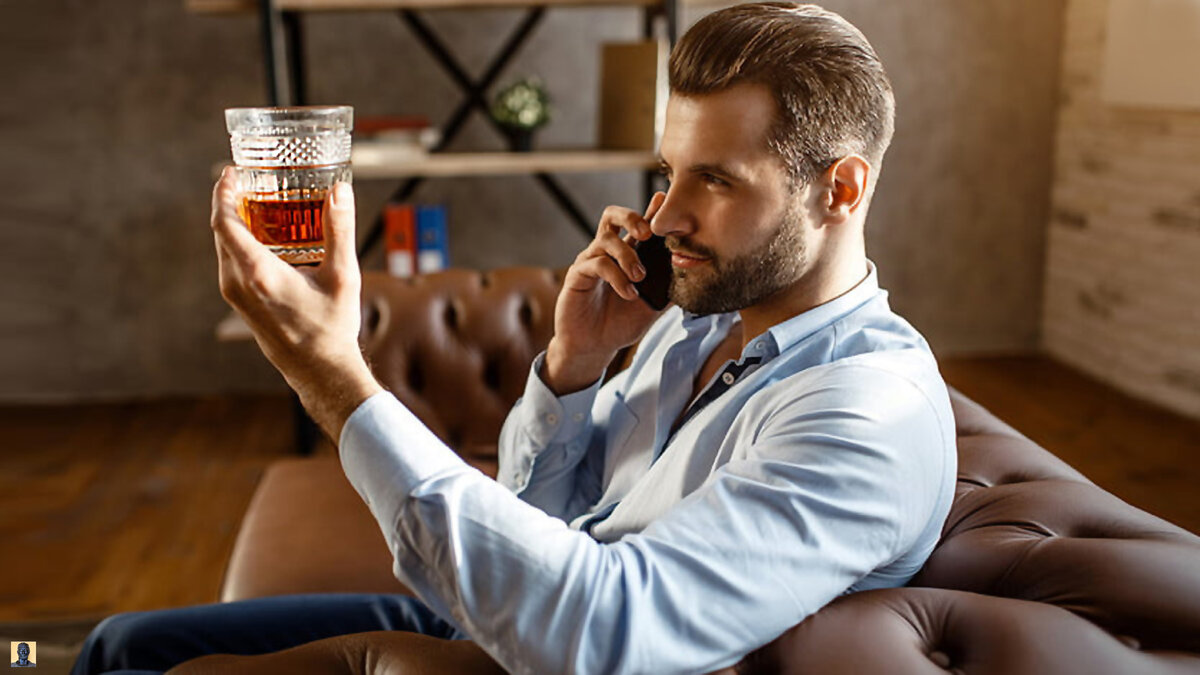 пьяный мужчина в баре. красивый алкоголик. одинокий пьяница. мужчина с бокалом виски. одинокий мужчина в баре.