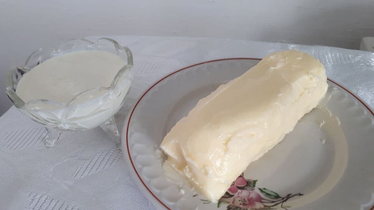 Домашнее сливочное масло и пахта