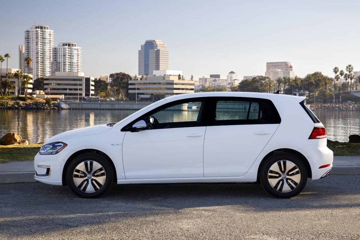 VW e-Golf (фото с сайта https://family-auto.ru)