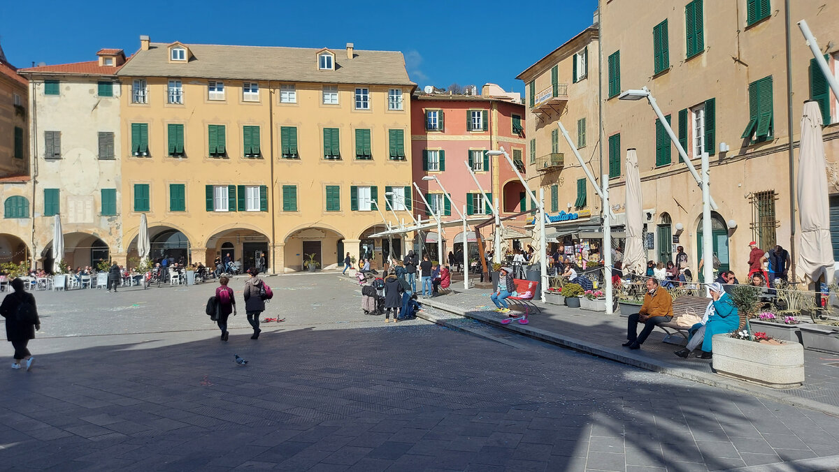 Центральная площадь Финале Лигуре, воскресенье, 13 часов. Детки играли и вопили так, что в ушах звенело