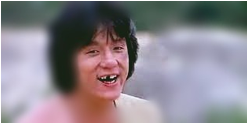 Финальная сцена фильма "Змея в тени орла" 1978 года, где мы видим отсутствие передних зубов у Джеки Чана