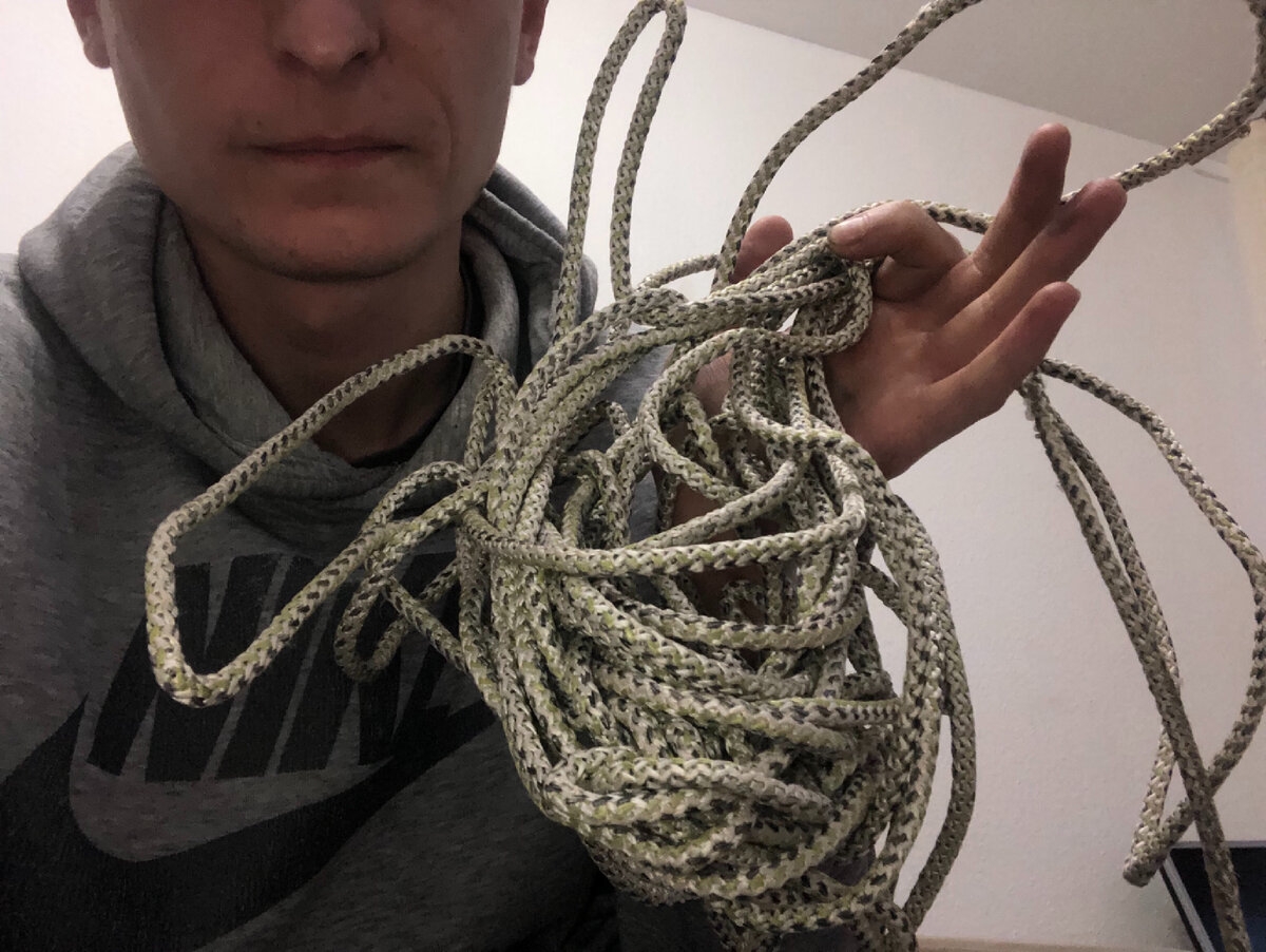 20 метров верёвки, думаю килограмм 150 на разрыв выдержит