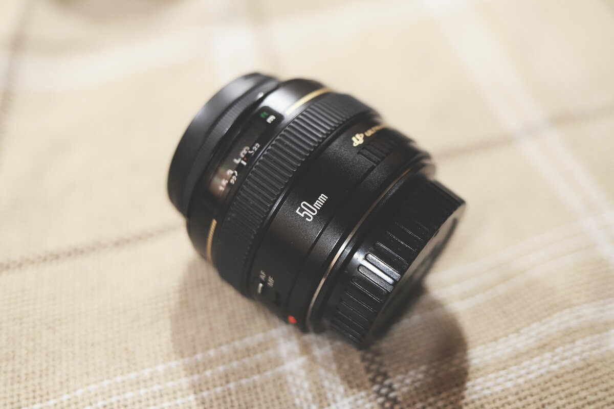 Внешний вид - классический не L-объектив тех времён, среднекачественный пластик, золотое колечко. Зато лёгкий и, при такой светосиле, вполне недорогой.