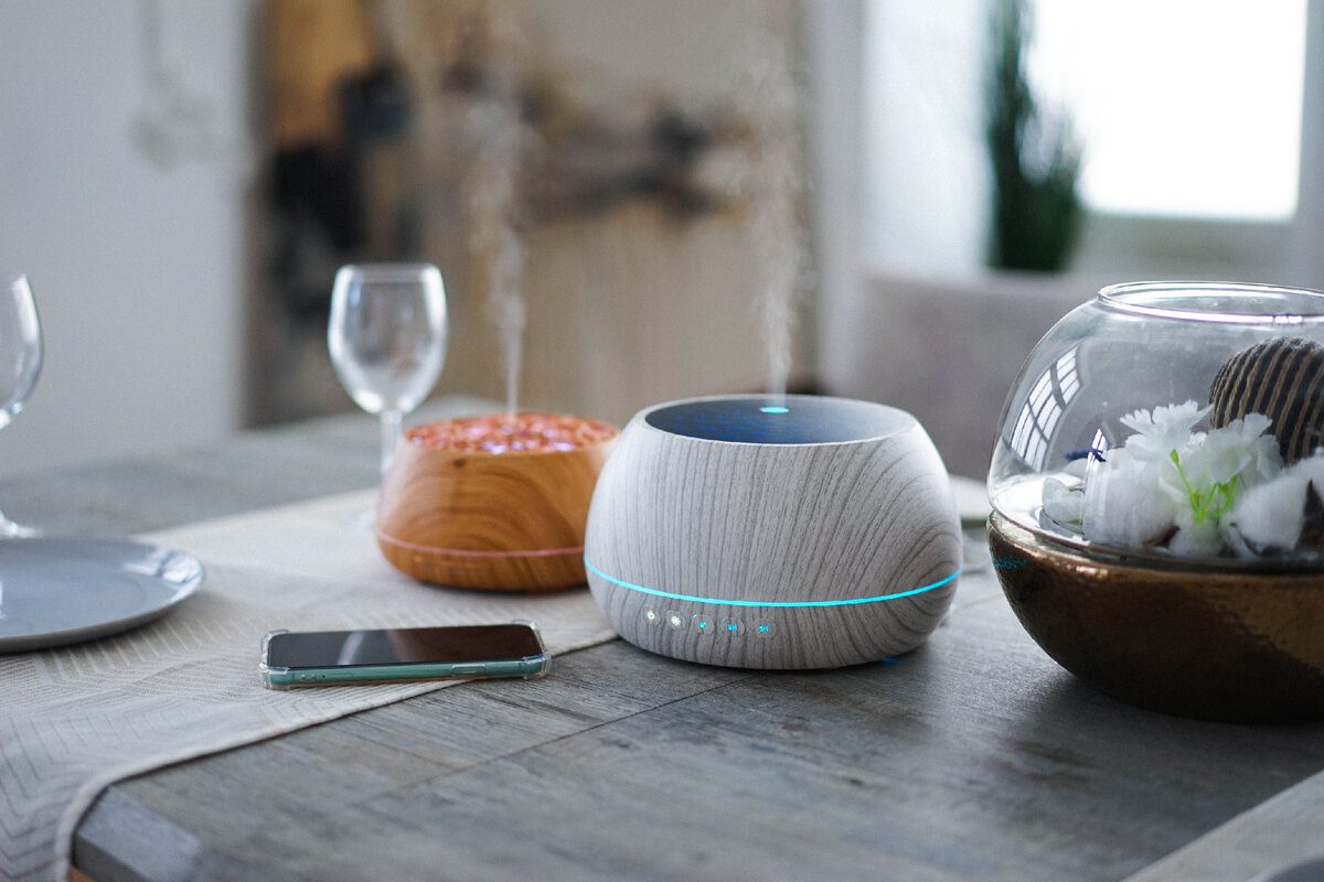 Аромадиффузоры с Bluetooth колонкой:SENS Plato (слева) и SENS Mandala Blanc (справа) 