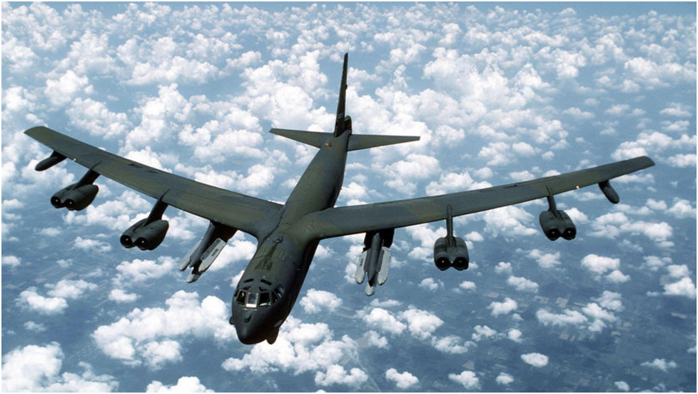 Американский стратегический бомбардировщик компании "Боинг" В-52 "Стратофортресс", модификация "Джей”: максимальный взлетный вес — 221350 кг, максимальная скорость - 957 км/ч, силовая установка — 8 двигателей Джи57П -43ВБ тягой по 6240 кг, потолок практический — 16 765 м, дальность полета без дозаправки — 12 070 ш; вооружение: 39 ракет АГМ-69, обычные и ядерные бомбы или 12 ракет АГМ-В6 на наружной подвеске и 20 ракет АГМ-69 в бомбоотсеке, четыре 12,7-мм пулемета; длина — 49,05 м, размах крыла - 56,39 м. площадь крыла — 371,6 кв. м, высота - 12,4 м, экипаж — 6 человек. Первый полёт 15 апреля 1952г. Начало эксплуатации – февраль 1955г. С 1952 по 1962 годы выпущено 744 бомбардировщика. 
