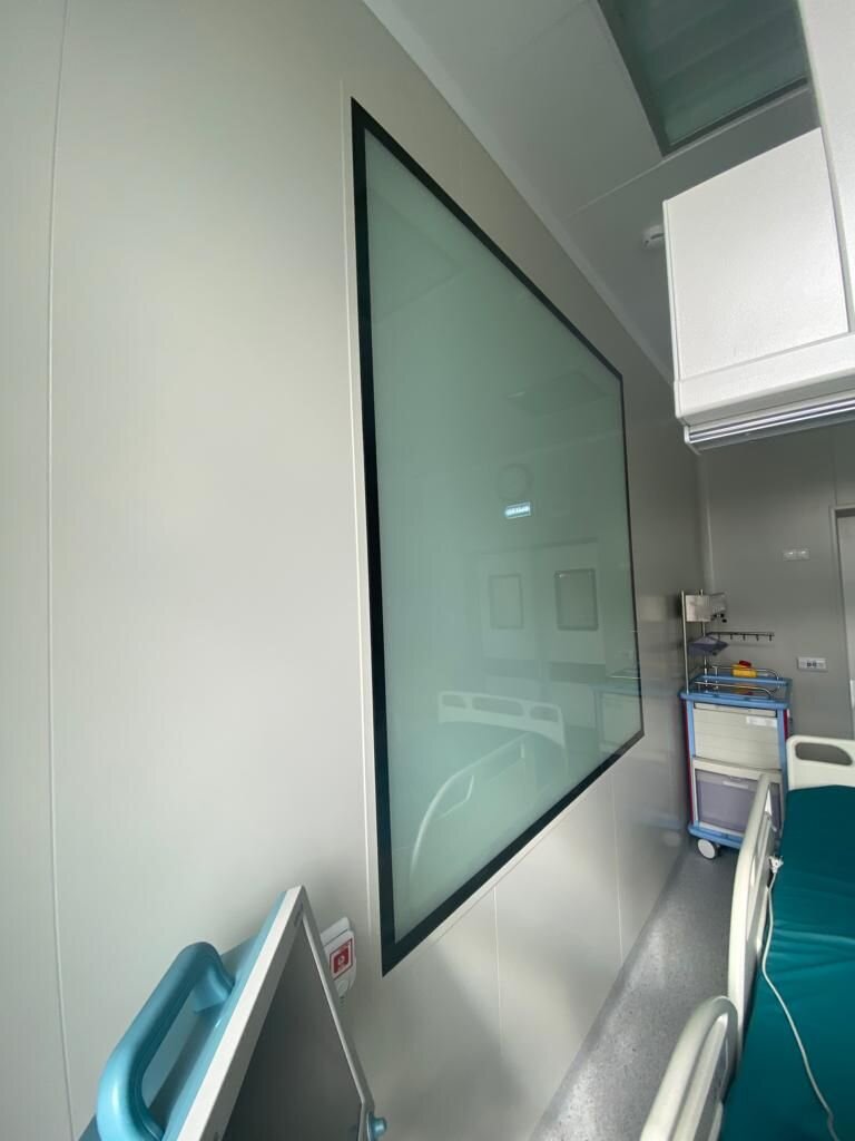 Смарт-стекло Private Glass в матовом состоянии, бокс подготовлен к проведению процедур

