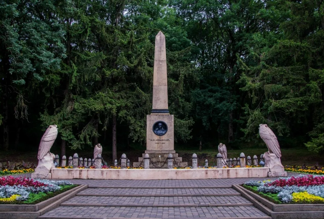 Пятигорск гора лермонтова. Памятник на месте дуэли Лермонтова в Пятигорске. Место дуэли Лермонтова Пятигорск. Место дуэли м.ю. Лермонтова, Пятигорск. Место дуэли Лермонтова Пятигорск гора Машук.