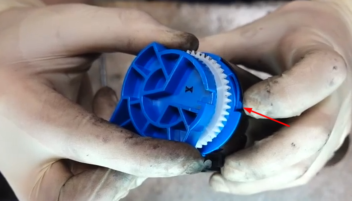 Фото 4. Фиксатор на боковой части картриджа